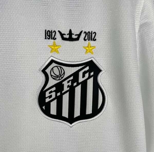 Zoom sur le logo du maillot Santos 2013