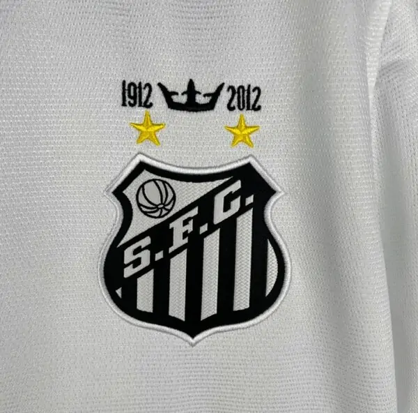 Zoom sur le logo du maillot Santos 2013