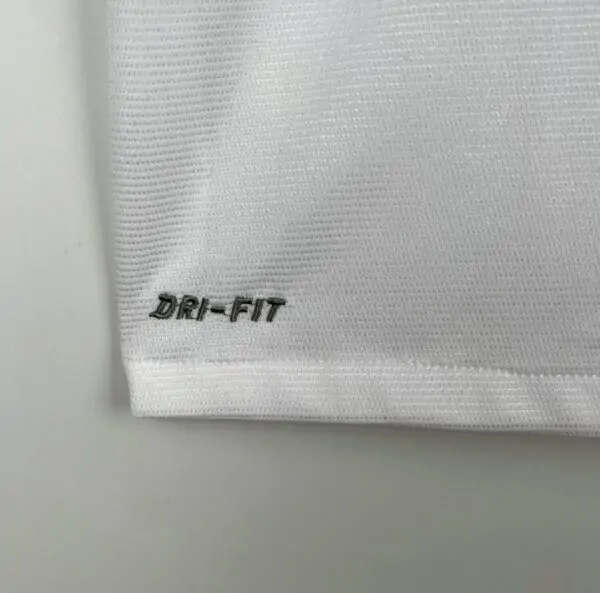 Zoom sur le logo et coutures du maillot Santos 2013