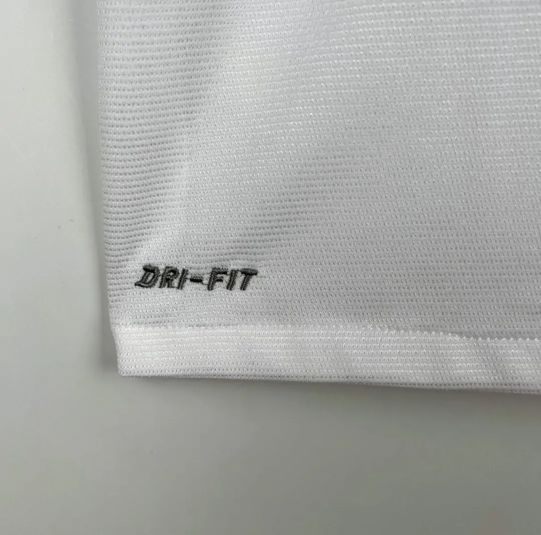 Zoom sur le logo et coutures du maillot Santos 2013