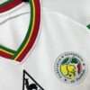Présente le col et logos du maillot vintage Sénégal Domicile Coupe du Monde 2002
