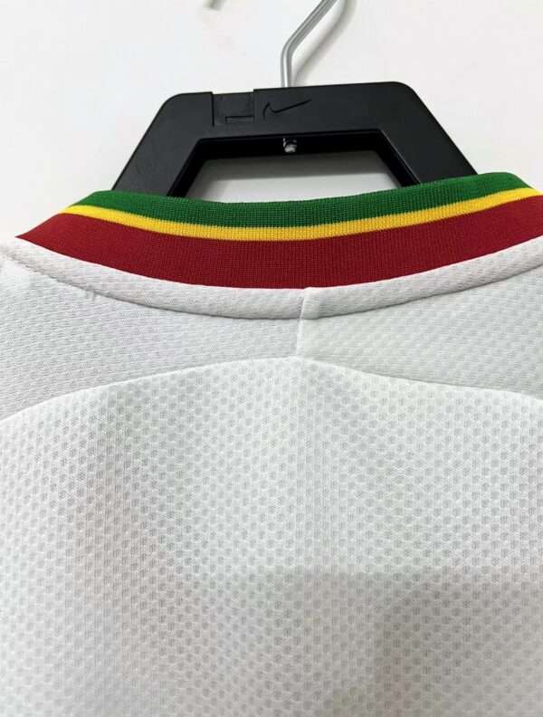 Présente le col et coutures du maillot vintage Sénégal Domicile Coupe du Monde 2002