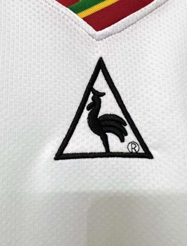 Zoom sur le logo du maillot vintage Sénégal Domicile Coupe du Monde 2002