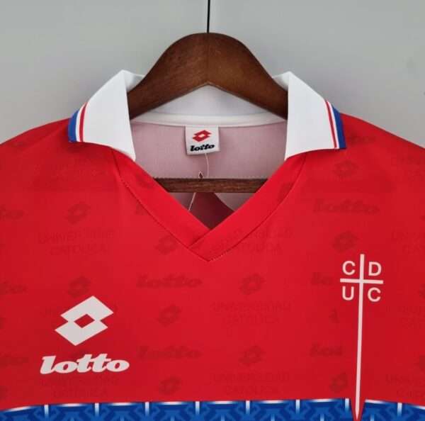 Présente le col et logos du maillot vintage Universidad Católica Extérieur 1996/1997