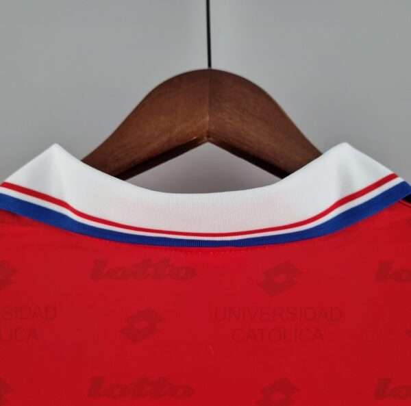 Présente le col et coutures du maillot vintage Universidad Católica Extérieur 1996/1997