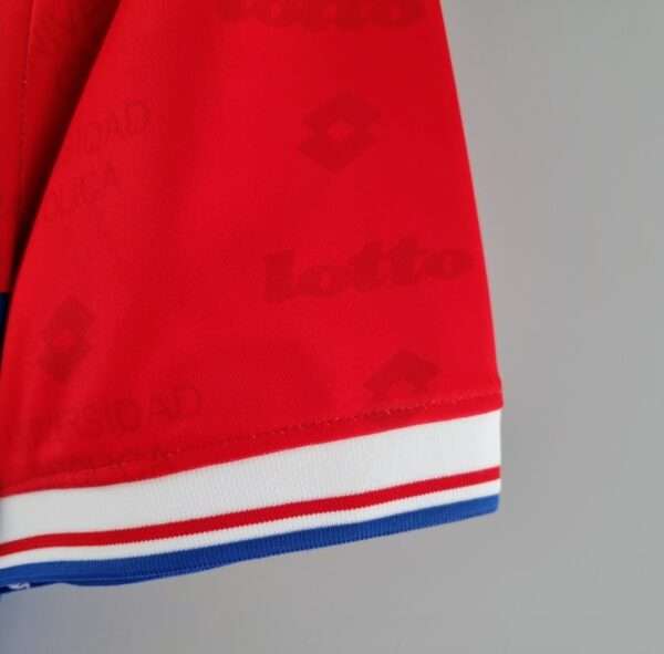 Zoom sur la manche du maillot vintage Universidad Católica Extérieur 1996/1997