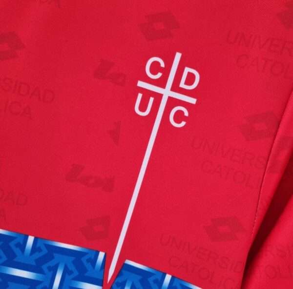 Présente sur le logo du maillot vintage Universidad Católica Extérieur 1996/1997