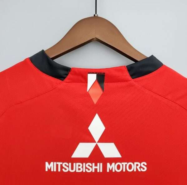 Présente le col et logos du maillot vintage Urawa Red Diamonds Domicile 2008/2009