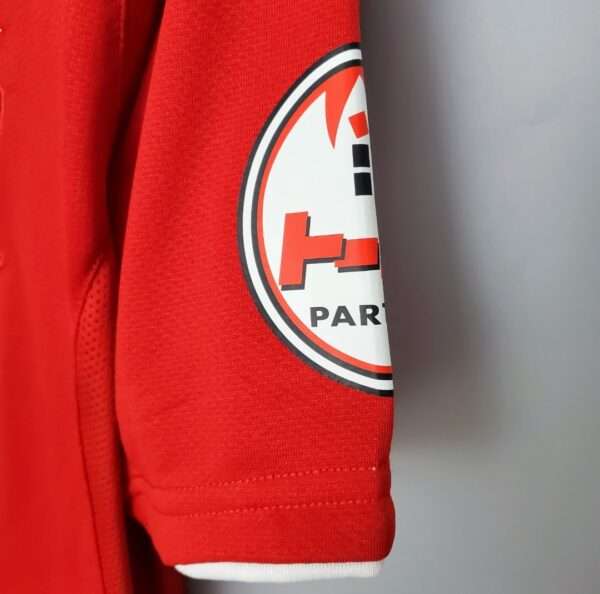 Zoom sur la manche, logo et coutures du maillot vintage Urawa Red Diamonds Domicile 2008/2009