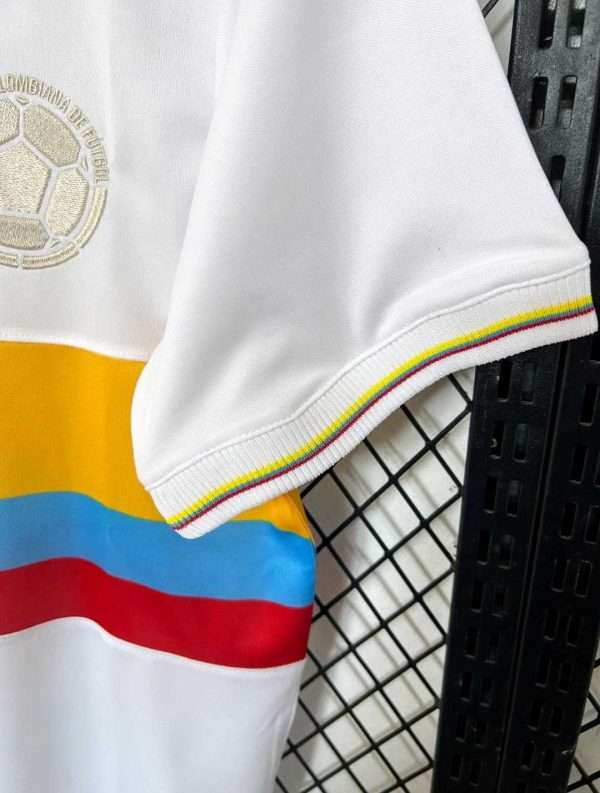 Présente la manche et col du maillot vintage Colombie "Centenaire"