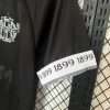 Présente la manche et coutures du maillot vintage Olympique de Marseille Gardien "125 Ans"