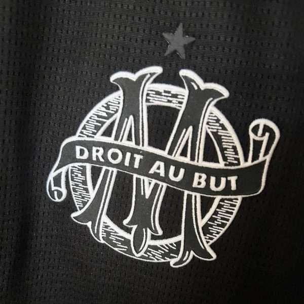 Zoom sur le logo du maillot vintage Olympique de Marseille Gardien "125 Ans"