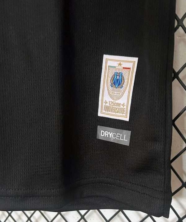 Zoom sur les logos et coutures du maillot vintage Olympique de Marseille Gardien "125 Ans"