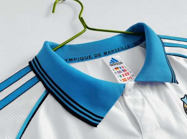 Zoom sur le col du maillot vintage Olympique de Marseille Domicile "Centenaire" 1998/1999