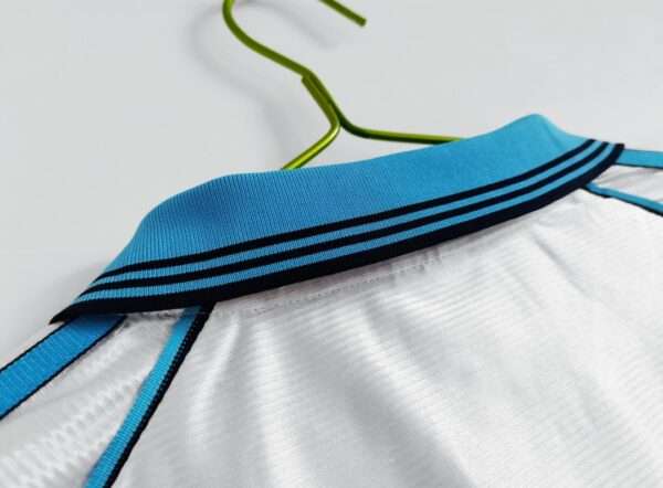 Présente le col du maillot vintage Olympique de Marseille Domicile "Centenaire" 1998/1999