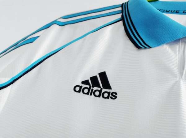 Vue sur le logo du maillot vintage Olympique de Marseille Domicile "Centenaire" 1998/1999