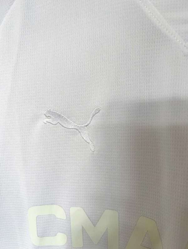 Zoom sur le logo du maillot vintage Olympique de Marseille "125 Ans"