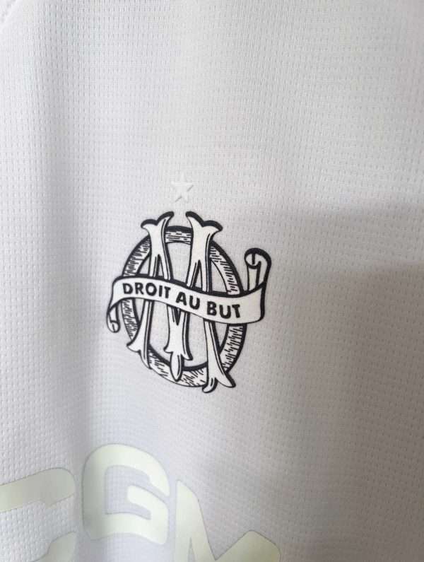 Zoom sur le logo du maillot vintage Olympique de Marseille "125 Ans"