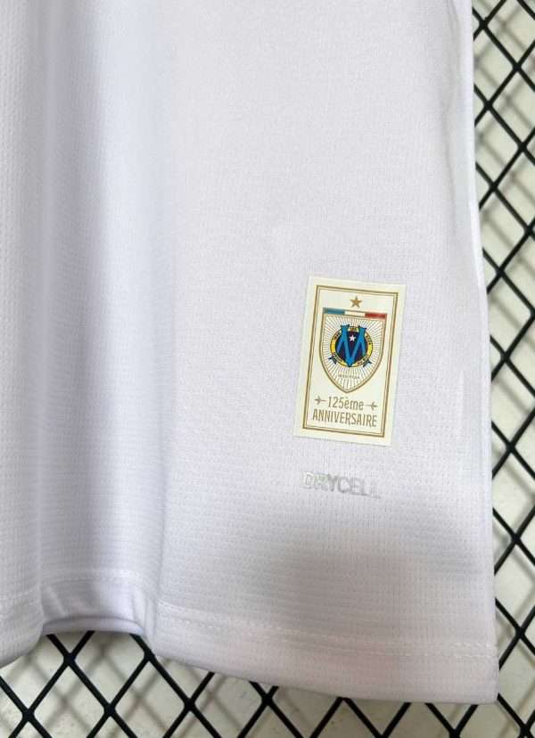 Zoom sur le logo et coutures du maillot vintage Olympique de Marseille "125 Ans"