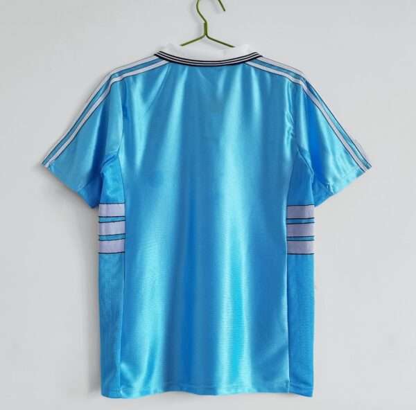 Zoom arrière du maillot vintage Olympique de Marseille Extérieur "Centenaire" 1998/1999