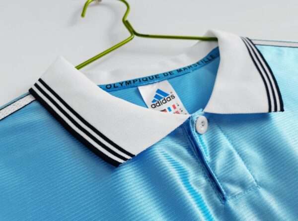 Zoom sur le col du maillot vintage Olympique de Marseille Extérieur "Centenaire" 1998/1999