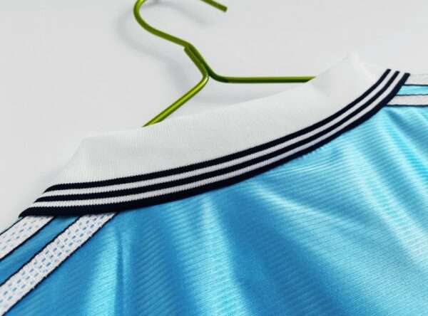 Présente le col du maillot vintage Olympique de Marseille Extérieur "Centenaire" 1998/1999