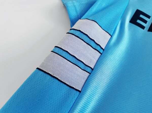 Zoom sur les coutures du maillot vintage Olympique de Marseille Extérieur "Centenaire" 1998/1999