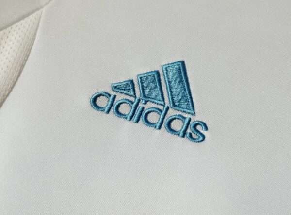 Zoom sur le logo du maillot vintage Olympique de Marseille Domicile 2003/2004