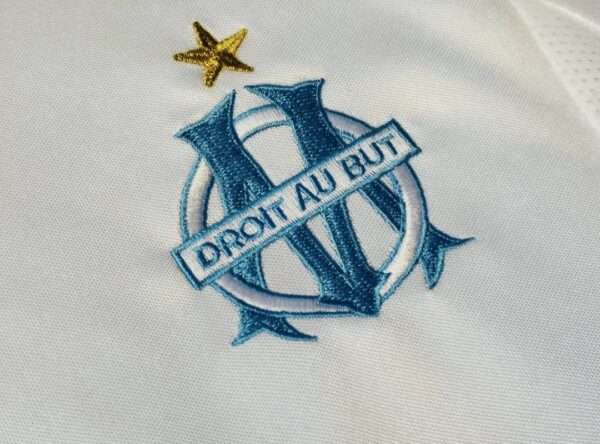 Présente le logo du maillot vintage Olympique de Marseille Domicile 2003/2004