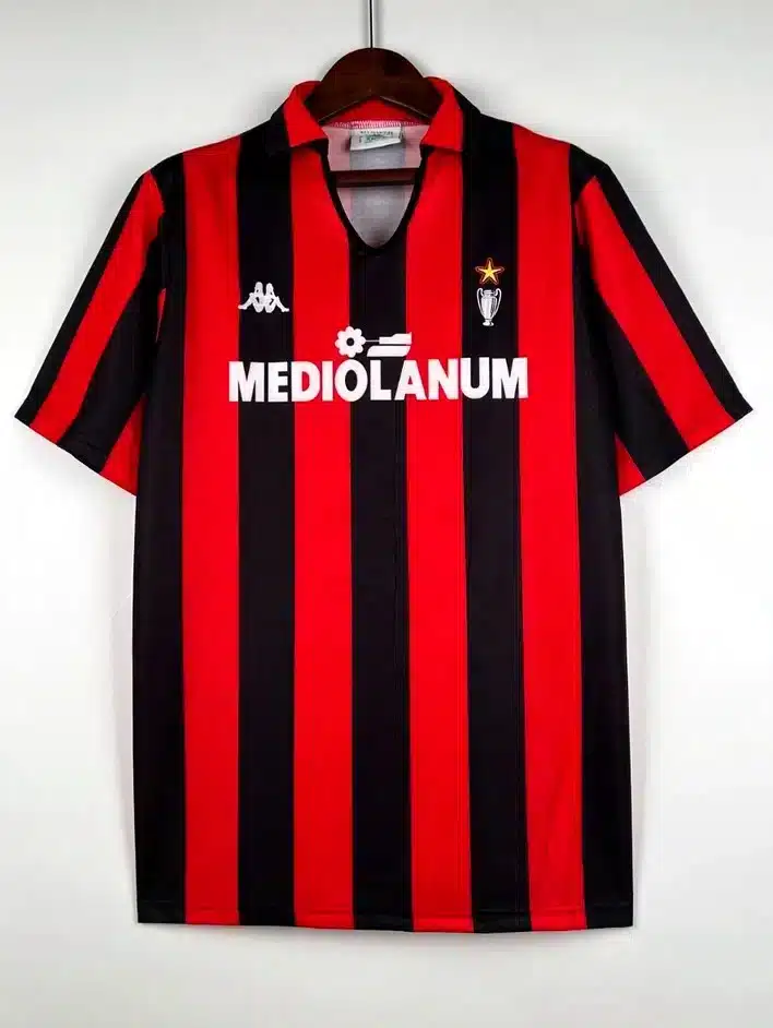 Maillot vintage de l'AC Milan, avec une coupe d'avant.