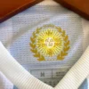 Présente le col du maillot Argentine adidas