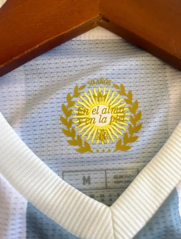 Présente le col du maillot Argentine adidas