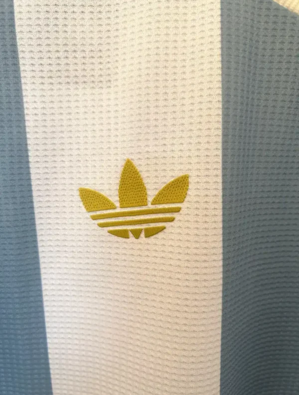 Zoom sur le logo du maillot Argentine adidas