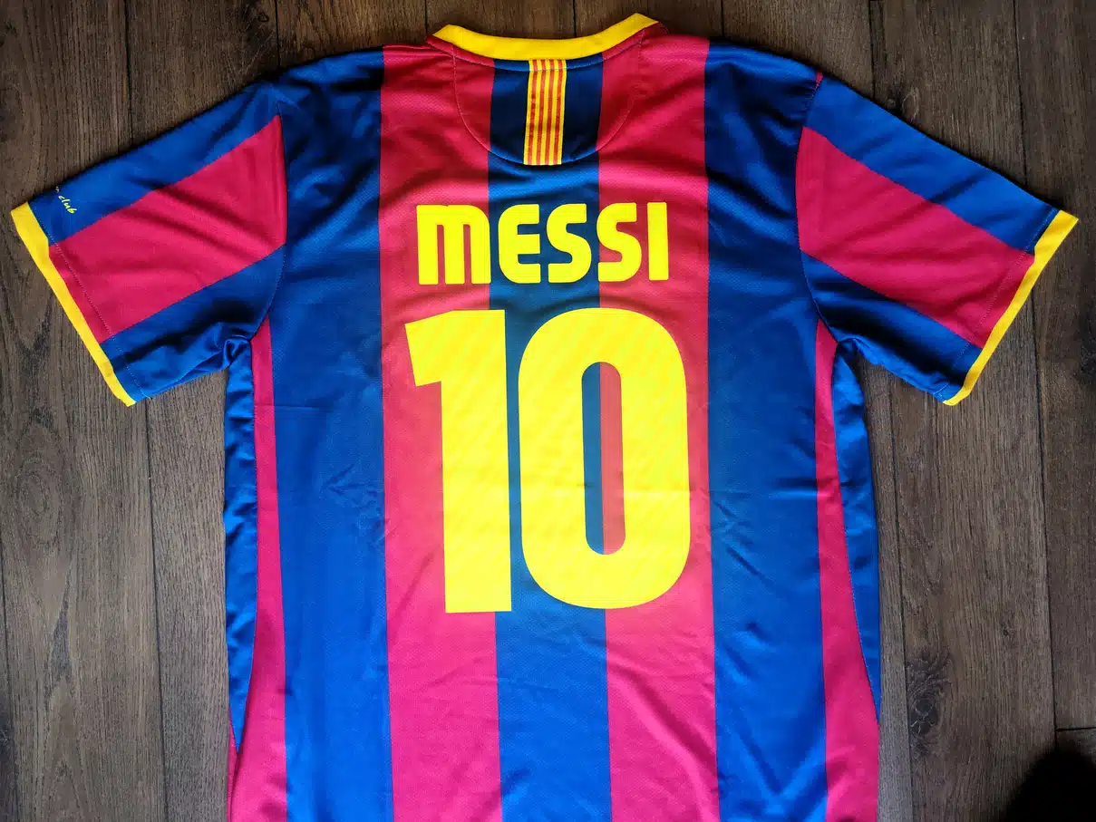 Maillot vintage du FC Barcelone, personnalise le en ajoutant un flocage officiel au nom et numéro de ton choix.