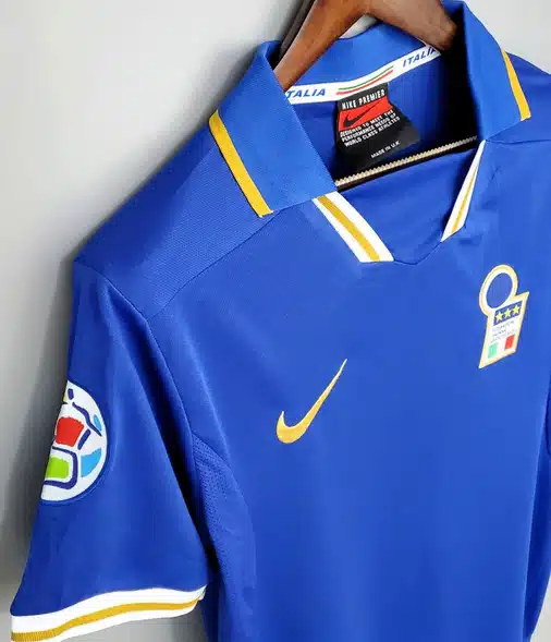 Maillot vintage de la sélection italienne personnalise-le avec un patch officiel sur la manche.