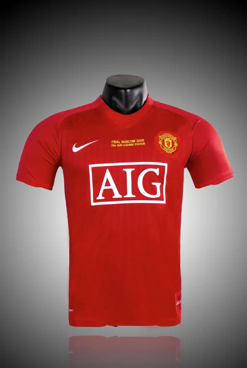 Tee-shirt de Manchester United dont la coupe de celui-ci est récente.