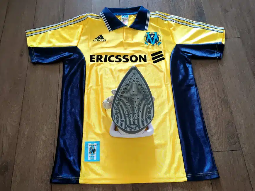 Maillot vintage Olympique de Marseille. Suis nos astuces de repassage, pour que ton article conserve son plus bel aspect tout au long de sa vie.