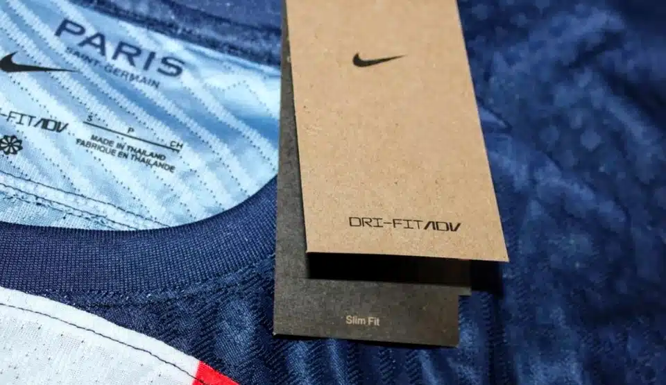 Tee-shirt du Paris Saint-Germain dont les tailles sont européennes et vont de S à XXL au choix.